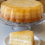 pastel invertido, gelatina de piña, postre con relleno cremoso