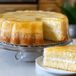 pastel invertido, gelatina de piña, postre con relleno cremoso