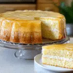 pastel invertido, gelatina de piña, postre con relleno cremoso